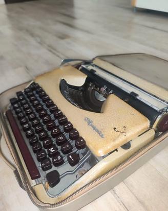 Macchina da scrivere Olympia vintage - arredo