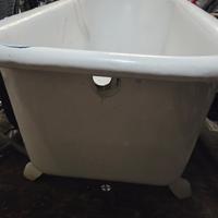 Vasca da bagno con piedini vintage usata