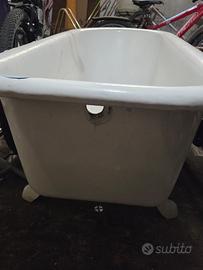 Vasca da bagno con piedini vintage usata