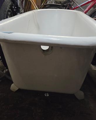 Vasca da bagno con piedini vintage usata