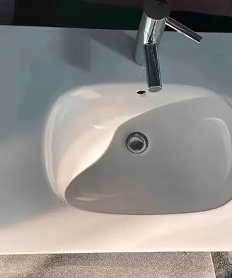 Lavabo Pozzi Ginori bianco con rubinetto