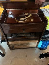 Stereo antico con giradischi