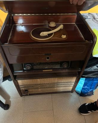 Stereo antico con giradischi