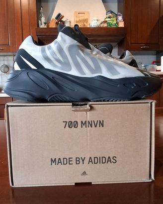 Adidas boost 700 MNVN BONE
