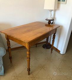 Tavolo inglese, d’epoca, fine 800, gambe tornite.