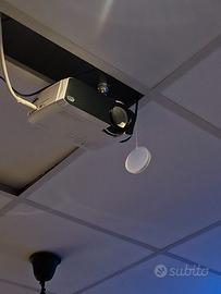 Proiettore con schermo e staffa