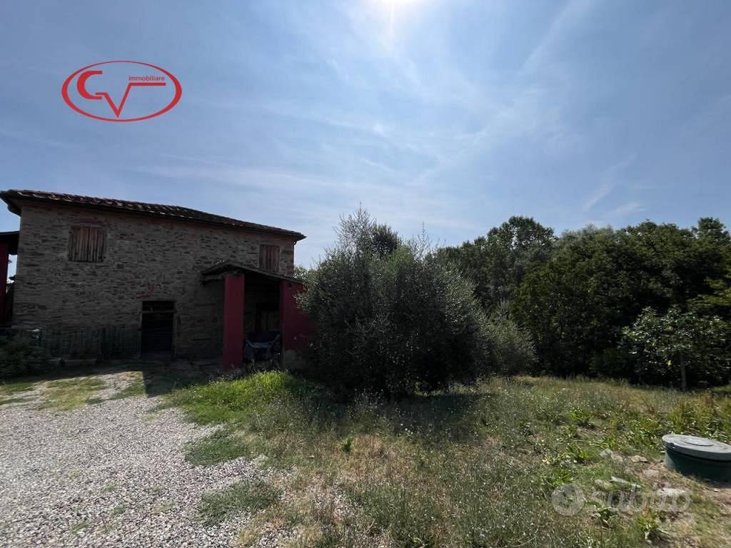 Rustico / Casale di 160 m² con più di 5 locali a M - Altro