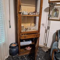 Vetrina antica con annesso porcellane antiche