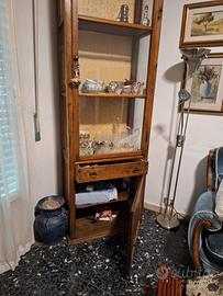 Vetrina antica con annesso porcellane antiche