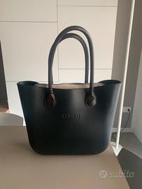 Borsa “O Bag” nera, dotata di fodera con zip
