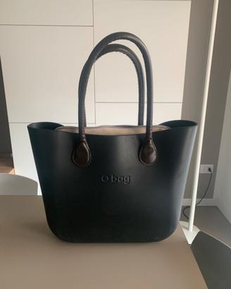 Borsa “O Bag” nera, dotata di fodera con zip