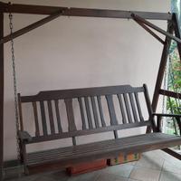 dondolo da giardino in legno
