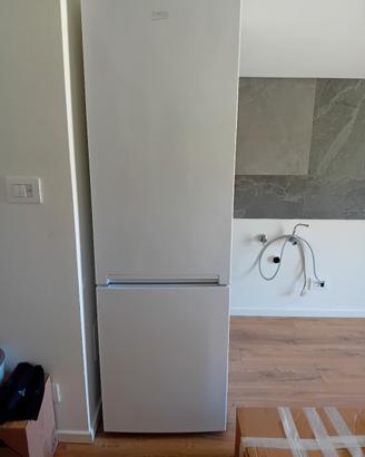 frigo Becko neo frost 1 anno vita metà prezzo vend