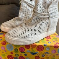 Scarpe con rialzo interno traforate n. 40