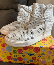 Scarpe con rialzo interno traforate n. 40