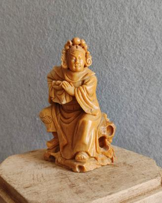 statuetta in pietra scolpita 