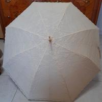 Ombrello da sposa in pizzo.