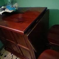 Mobile bar con mensola e sgabelli