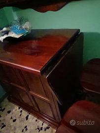 Mobile bar con mensola e sgabelli