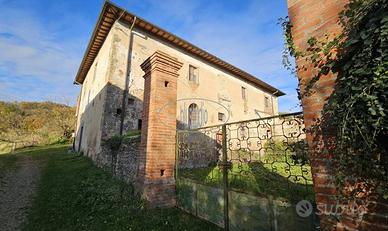 Rustico / Casale di 550 m² con 5 locali a Reggello