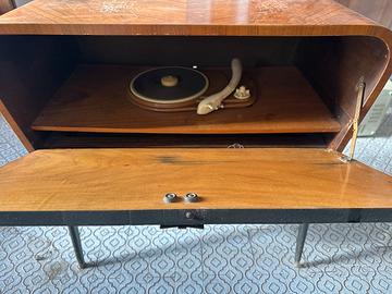 Mobile radiofonico con giradischi integrato