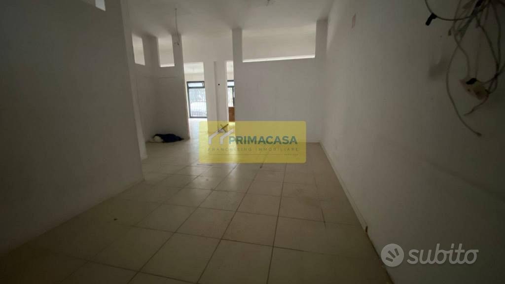 Attività / Licenza di 118 m² con più di 5 locali a - Vista 4