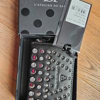 Portafoglio nero marca Atelier du Sac con borchiet