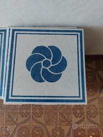 piastrelle anni 60/70 rimosse da un bagno 