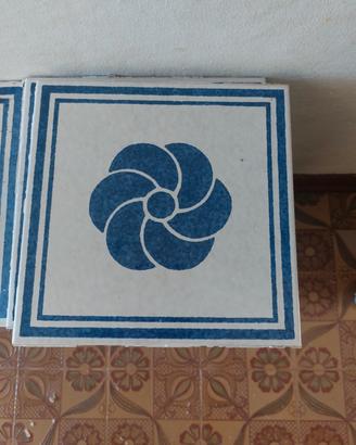 piastrelle anni 60/70 rimosse da un bagno 