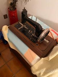 Macchina per cucire antica