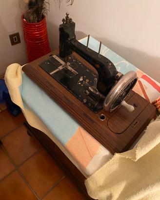 Macchina per cucire antica