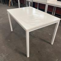 Tavolo bianco semplice e versatile