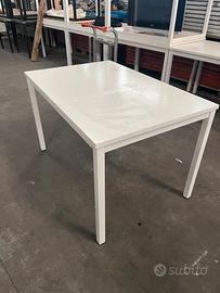 Tavolo bianco semplice e versatile