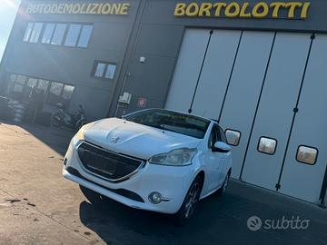 PEUGEOT 208 per ricambi usati HM01
