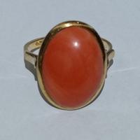 Anello vintage oro 18k con cabochon corallo rosso