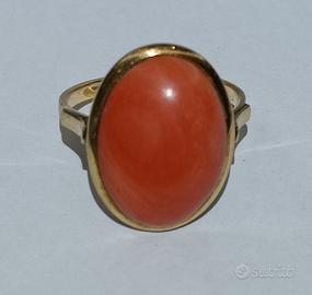 Anello vintage oro 18k con cabochon corallo rosso
