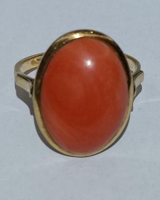 Anello vintage oro 18k con cabochon corallo rosso