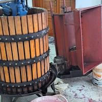 Torchio idraulico più Carola più  2 tini grandi