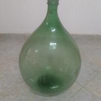 Antica damigiana in vetro con copertura in plastic