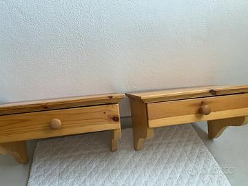 Coppia di comodini in legno
