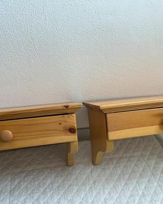 Coppia di comodini in legno