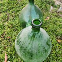 Damigiane in vetro verde bottiglia. 