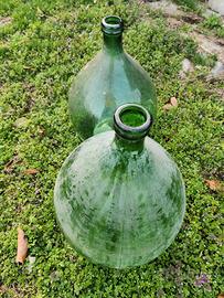 Damigiane in vetro verde bottiglia. 