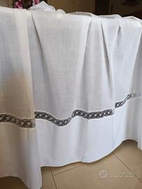 Tenda bianca con inserto in pizzo in abbassamento 