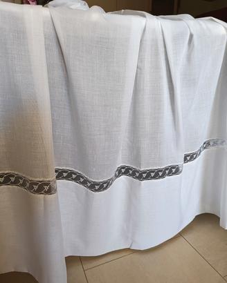 Tenda bianca con inserto in pizzo in abbassamento 