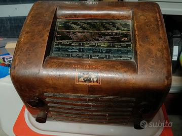 Radio anni 40 con valvole 