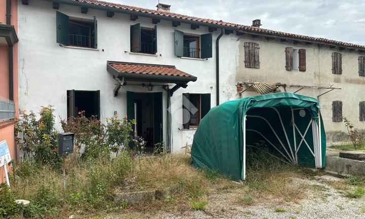 VILLA A SCHIERA CENTRALE A SANTA GIUSTINA IN COLLE