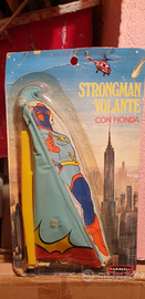 Strongman volante con fionda