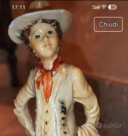 Scultura "Capodimonte " raffigura un ragazzo che a