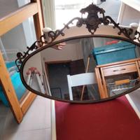 Specchio antico decorato in materiale ferroso